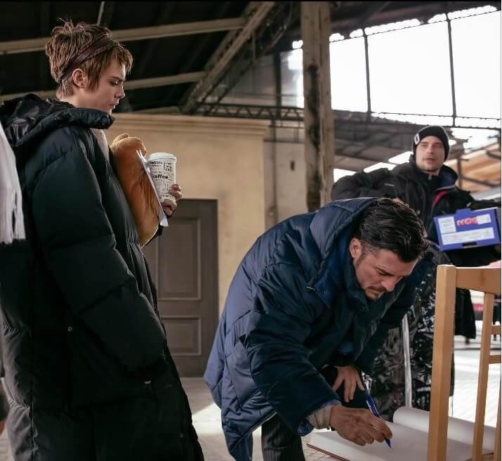 Náhledový obrázek k článku Natáčení seriálu Carnival Row s Orlandem Bloomem znamenalo útratu přes miliardu a půl korun
