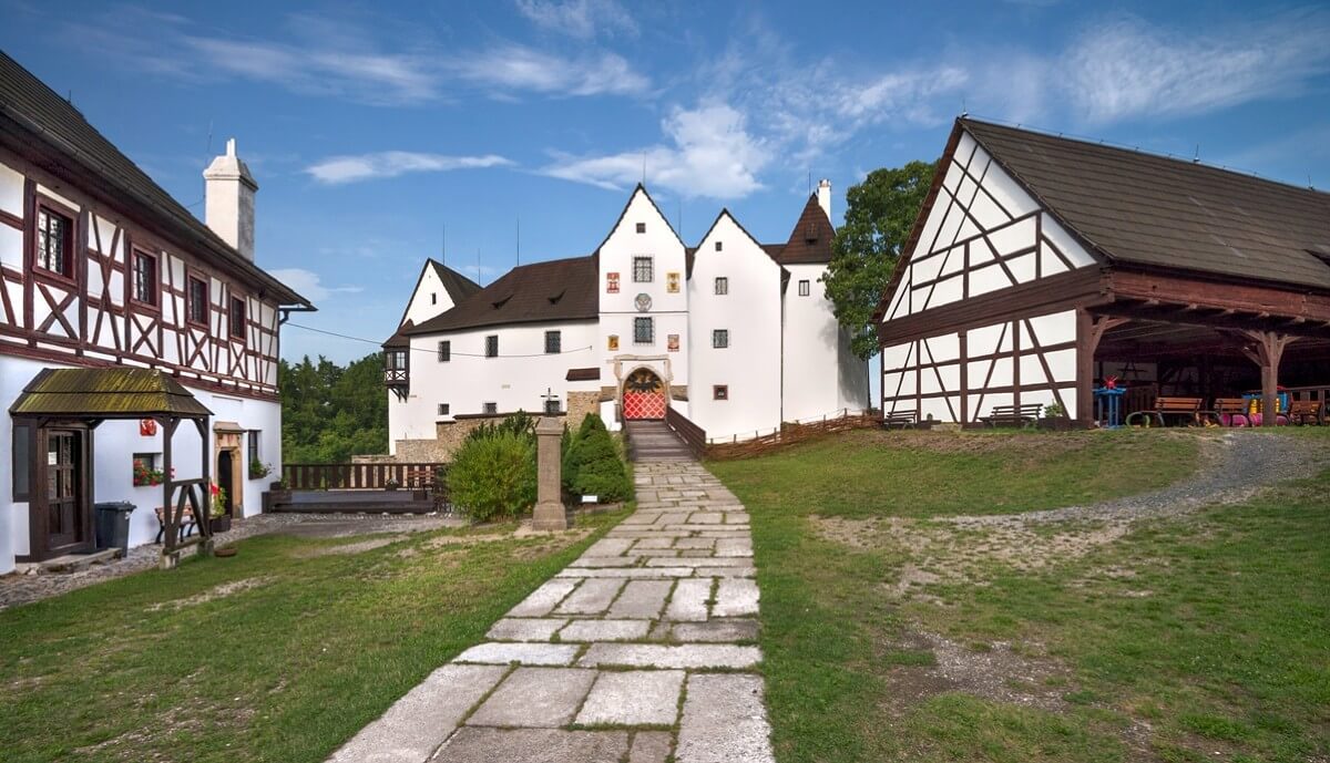 Image celednik_hrad_kulna_-_pohled_od_brany2.jpg
