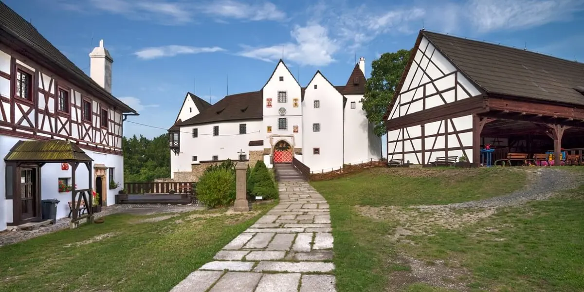 Image celednik_hrad_kulna_-_pohled_od_brany2.jpg