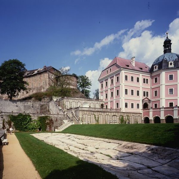 Image /media/cc5avgll/becov_nad_teplou_-_hrad_a_zamek_-_hradni_prikop_800x553.jpg