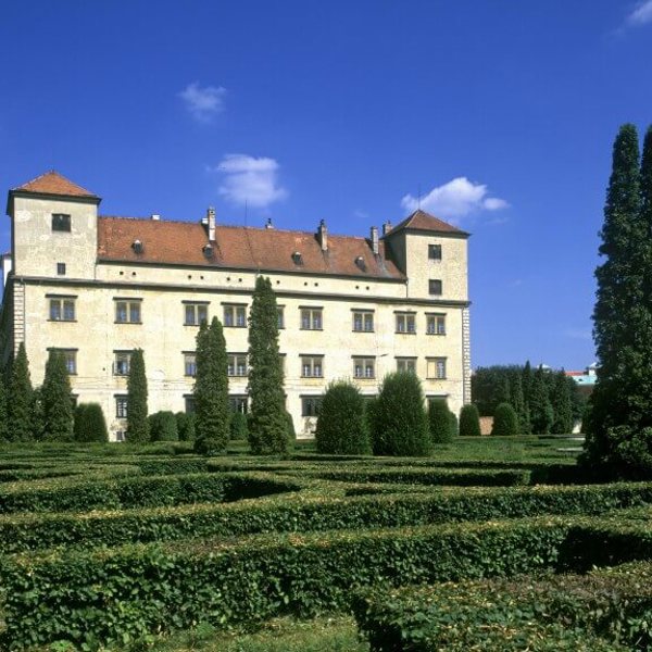 Image /media/foskr5ll/bucovice_-_zamek_-_renesancni_zahrada_800x576.jpg