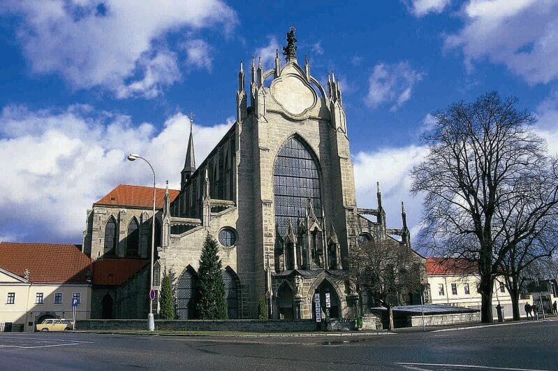Obrázek /media/gdhpmdhm/kutna_hora_-_chram_nanebevzeti_panny_marie_-_celkovy_pohled_800x531.jpg