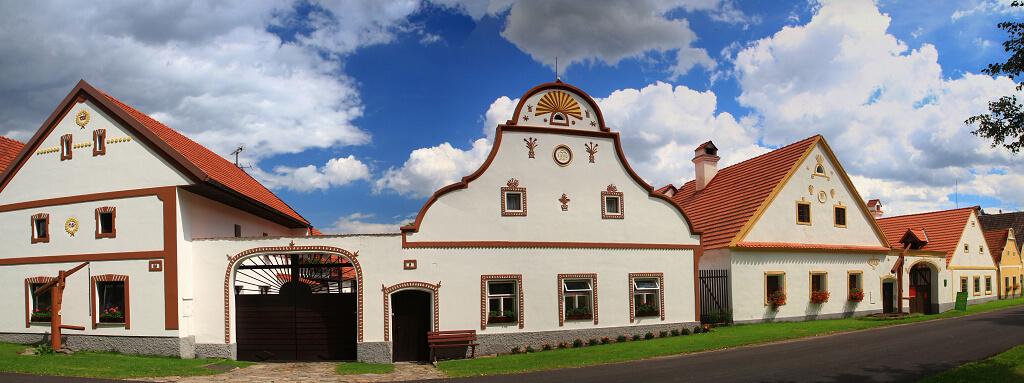 Image /media/gikkcglm/holasovice.jpg