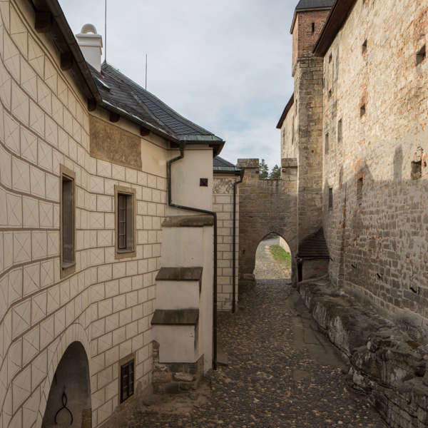 Obrázek /media/gmylbdcg/hrad-kost-ulicka.jpg