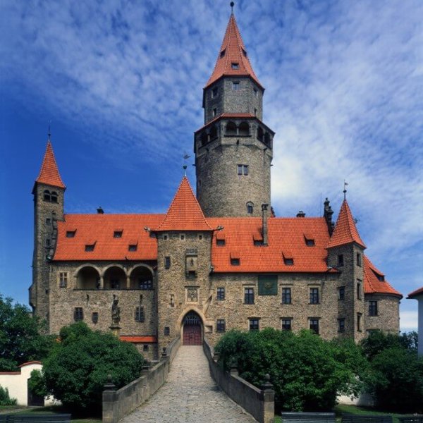 Image /media/jtilydgm/bouzov_-_hrad_-_predni_pohled_639x800.jpg