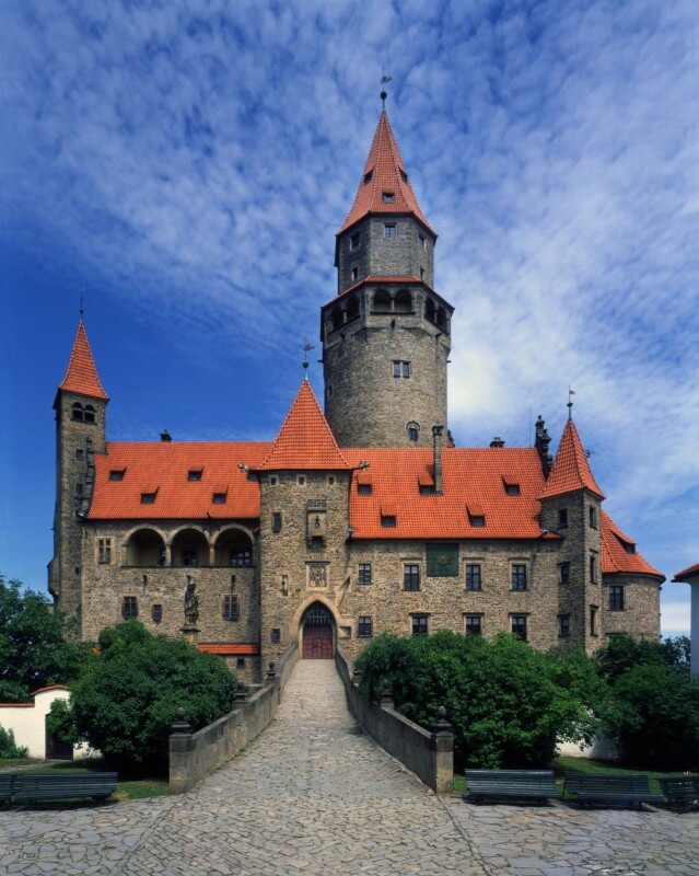 Image /media/jtilydgm/bouzov_-_hrad_-_predni_pohled_639x800.jpg