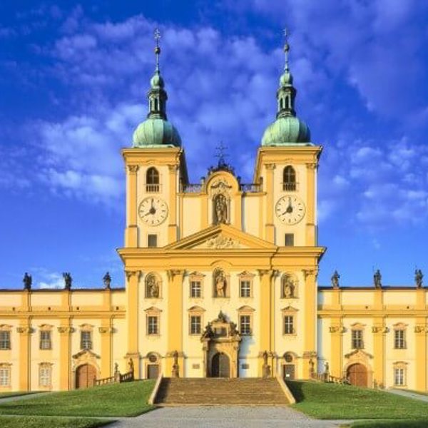 Obrázek /media/kfad3slu/olomouc_-_bazilika_minor_navstiveni_panny_marie_-_predni_pohled_800x391.jpg
