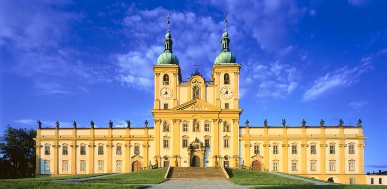 Obrázek /media/kfad3slu/olomouc_-_bazilika_minor_navstiveni_panny_marie_-_predni_pohled_800x391.jpg