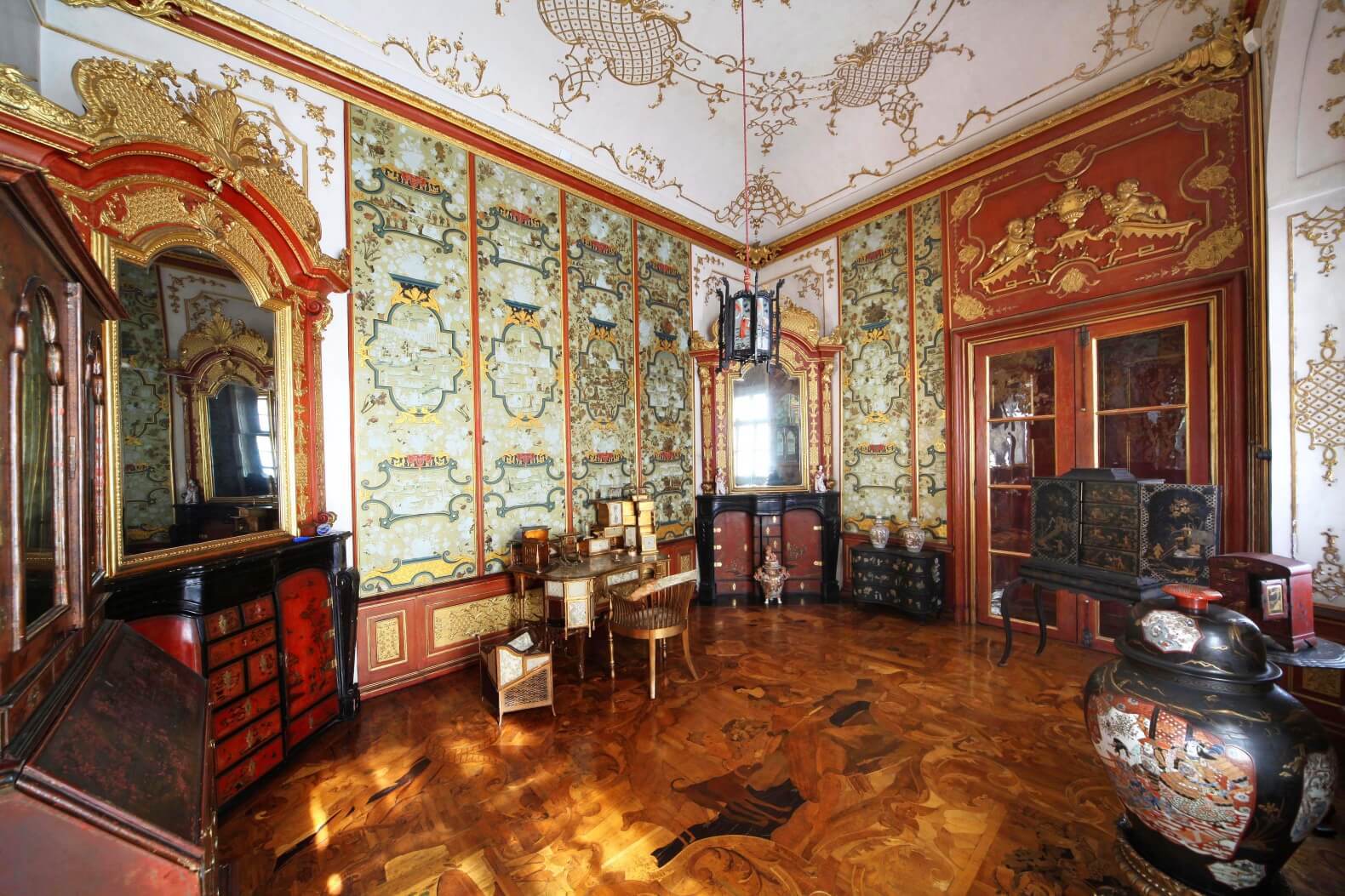 Obrázek /media/na1l0ssj/jaromerice-nad-rokytnou-chinese-cabinet-1.jpg