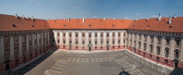 Obrázek /media/nwvlgfm1/roudnice_exterior_courtyard_pano_802v0867_72dpi_640x640_low_res.jpg