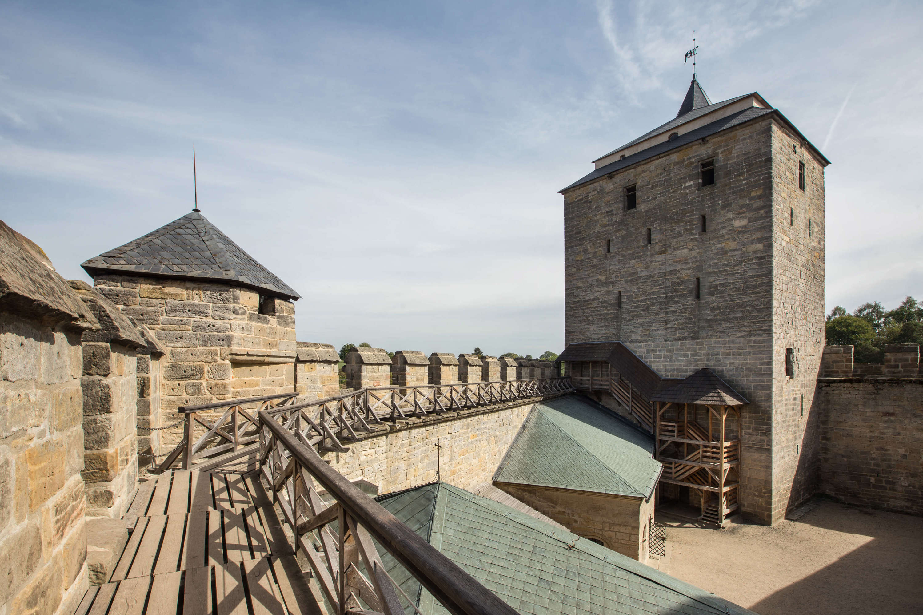 Obrázek /media/rfxnbbgc/hrad-kost-ochoz.jpg