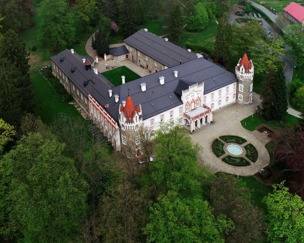Obrázek /media/s2qm0vd1/foto-archiv-zámek-herálec-dji_0068a-1565-1300-800-80.jpg