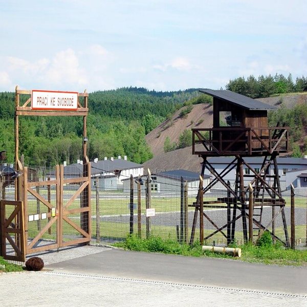 Image /media/z11fs1cn/01_-_pamatnik_vojna_lesetice_-_vstupni_brana.jpg