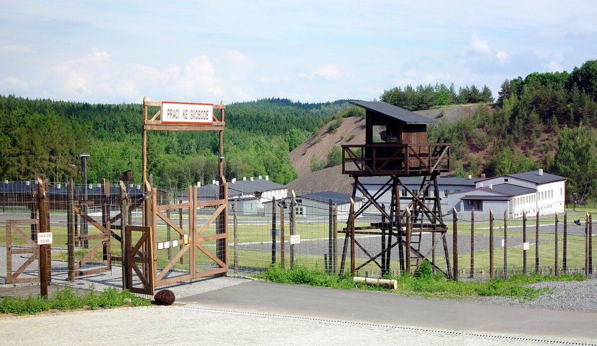 Image /media/z11fs1cn/01_-_pamatnik_vojna_lesetice_-_vstupni_brana.jpg